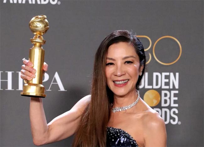 michelle yeoh everything everywhere golden globes