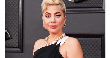 Lady Gaga demandada por mujer que entregó a sus perritos robados