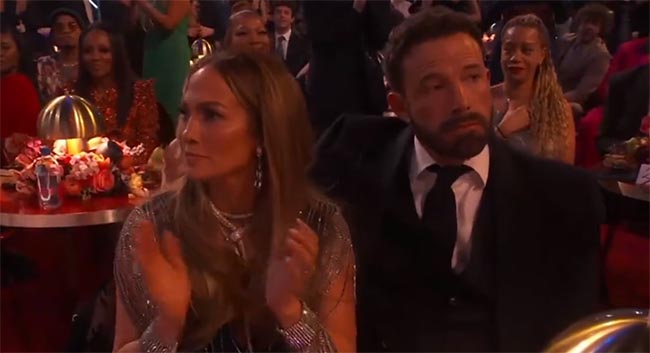 Ben Affleck super aburrido en los Grammys 2023