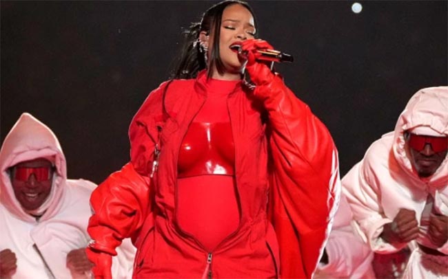 Rihanna se presentó embarazada en el Super Bowl Half Time