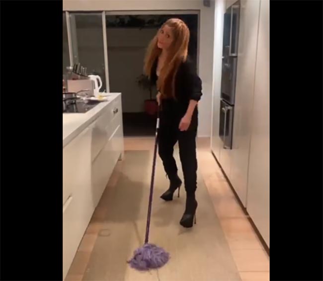 shakira trapea el piso alfombra en tacones