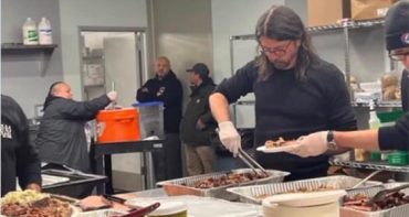 Dave Grohl preparó barbacoa para cientos de personas sin hogar en L.A