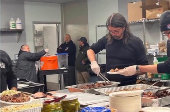 Dave Grohl preparó barbacoa para cientos de personas sin hogar en L.A