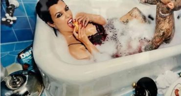 Kourtney Kardashian llamada asquerosa por comer en el baño