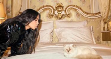 Kim Kardashian posa con Choupette la gata de Karl Lagerfeld