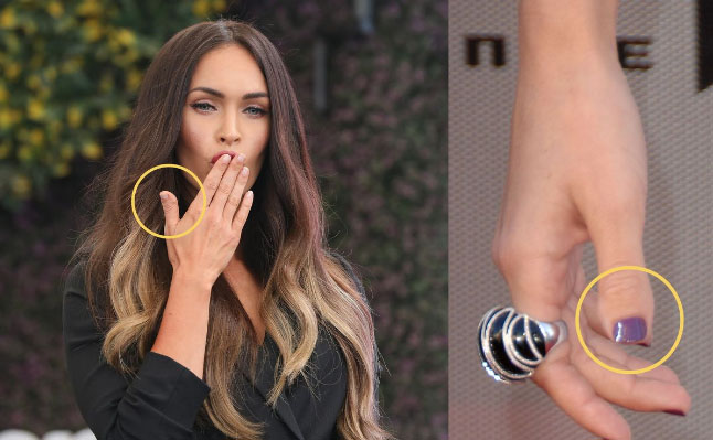 megan fox dedo pulgar