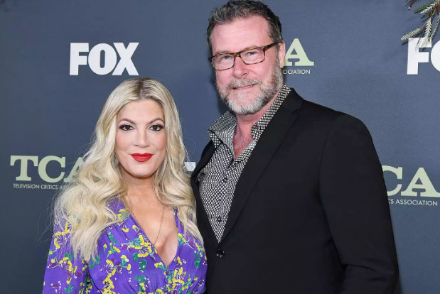 Esposo de Tori Spelling anuncia que se separan y luego borra mensaje