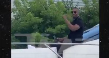 Jamie Foxx reaparece saludando en un yate