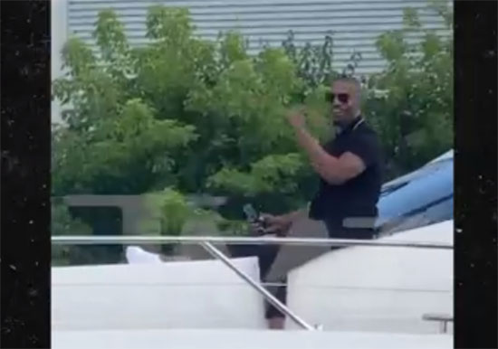 Jamie Foxx reaparece saludando en un yate