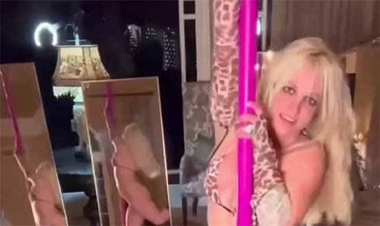 britney baila en la pole dance cringe