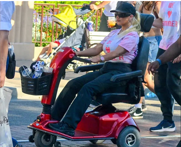 christina aguilera con silla de ruedas en disney