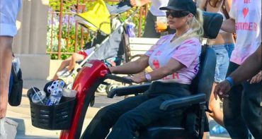 Christina Aguilera pasea sobre ruedas en Disney