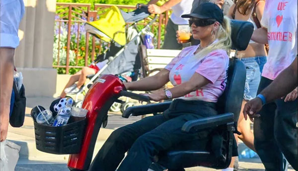 Christina Aguilera pasea sobre ruedas en Disney