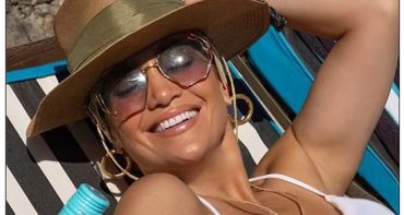 JLo en bikini promocionando su bebida