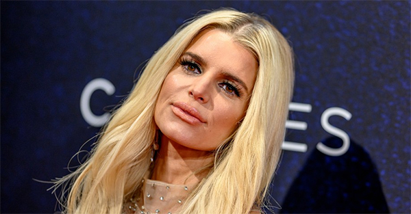 Jessica Simpson IRRECONOCIBLE en NYC recibiendo un Icon Award