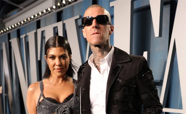 Travis Barker criticado por tocar batería mientras Kourtney daba a luz. WTF?