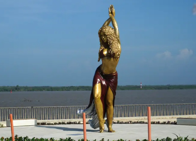 estatua de shakira barranquilla