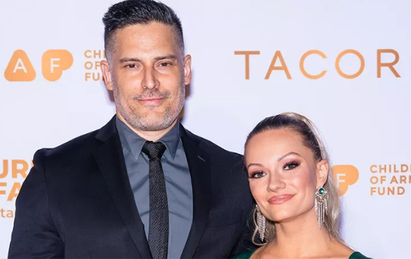 Joe Manganiello y Caitlin O’Connor debutan como pareja en la red carpet