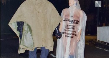 Kanye West y Bianca Censori mostrando todo con un impermeable transparente