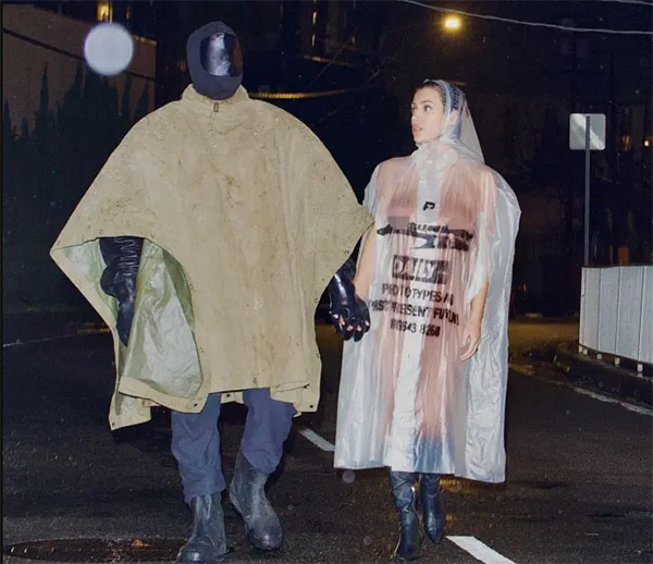 Kanye West y Bianca Censori mostrando todo con un impermeable transparente