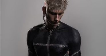 Machine Gun Kelly por espiritualidad se hace tatuaje negro