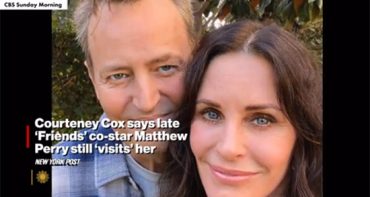 Courteney Cox dice que Matthew Perry todavía la visita