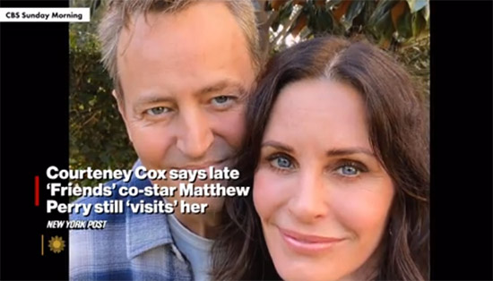 Courteney Cox dice que Matthew Perry todavía la visita