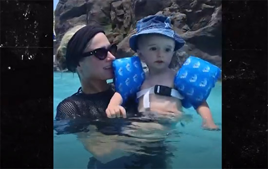Paris Hilton posa con su hijo en la piscina con el salvavidas al revés