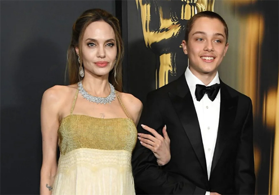 Angelina Jolie con su hijo Knox Jolie-Pitt en el Governors Awards