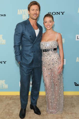 Glen y Sydney en la premier de 'Anyone But You' en NYC. (11/12/23)