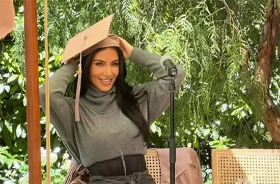Kim Kardashian se graduó de la escuela de leyes del patio de su casa