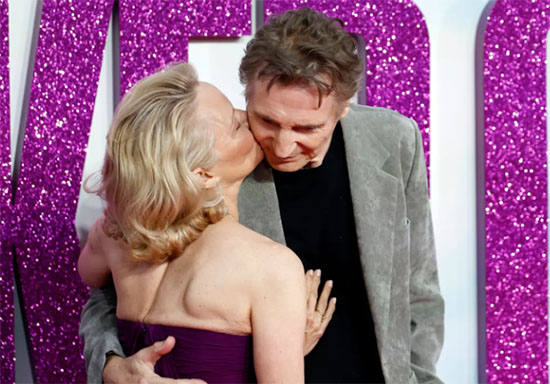 Pamela Anderson y Liam Neeson en la premier de The Naked Gun en Londres