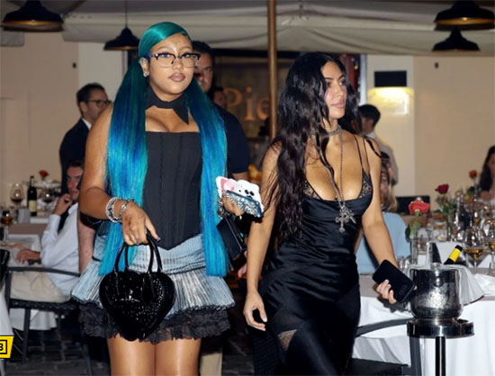 Kim Kardashian criticada por dejar vestir a North con mini falda y corset