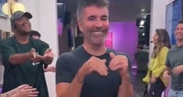 Qué le pasó a Simon Cowell? Por qué aplaude así?