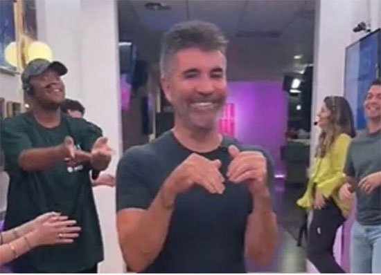Qué le pasó a Simon Cowell? Por qué aplaude así? Qué le pasó a Simon Cowell? Por qué aplaude así?