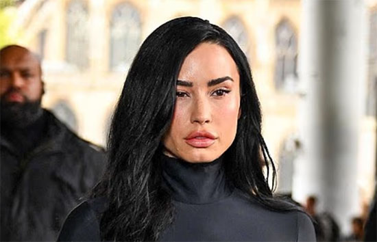 Qué se hizo Demi Lovato en la cara??? Qué se hizo Demi Lovato en la cara???