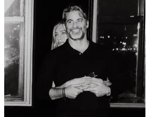 Jennifer Aniston y su novio Jim Curtis hacen oficial su relación en Instagram