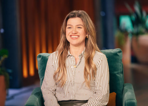 Kelly Clarkson contó que un mánager le dijo que se operara los senos