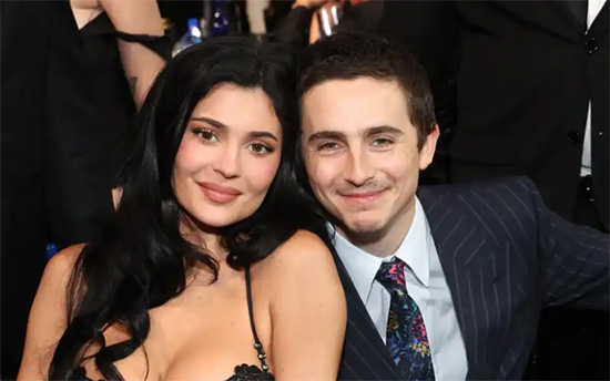 Kylie Jenner y Timothee Chalamet hablando de compromiso