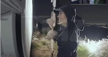 Sydney Sweeney en problemas por colgar bras en el letrero de Hollywood