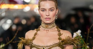 Margot Robbie usa una pulsera única en la premier de Cumbres Borrascosas en UK