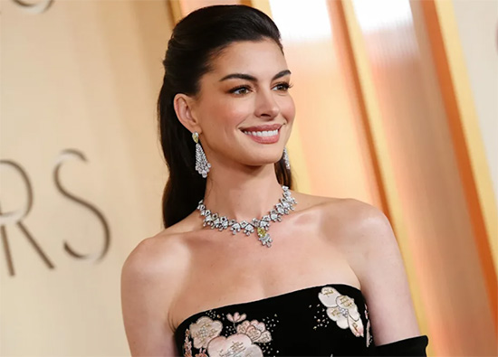 Anne Hathaway la reina de la Red Carpet de los Oscars 2026