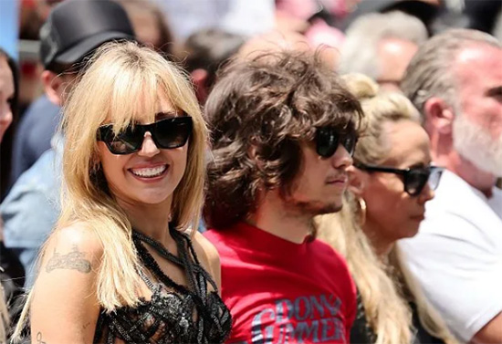 Miley Cyrus se casó en secreto con Maxx Morando? Miley Cyrus se casó en secreto con Maxx Morando?
