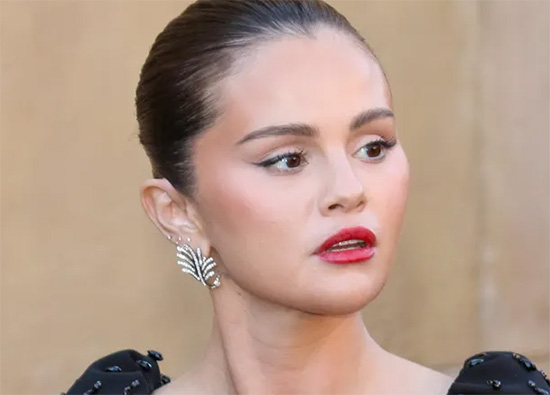 Selena Gomez acusada de usar la salud mental para ganar dinero 
