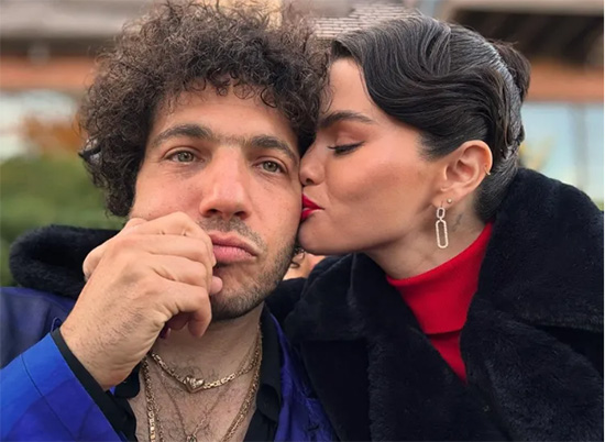 Selena Gomez dice que todavía está de luna de miel con Benny Selena Gomez dice que todavía está de luna de miel con Benny